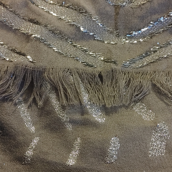Badgley Mischka Metallic Herringbone Wrap - Picture 6 of 7